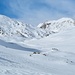 <b>Dalla presa d'acqua inizia il lungo tratto di 2,6 km, poco più che pianeggiante, su neve vergine, che passando da Stabbio Nuovo (2250 m) mi conduce nei pressi del Lago dell’Isra (2321 m). <br />Alla testata della valle svettano il Pizzo Taneda (2667 m) e la Punta Negra (2714 m).</b>