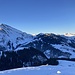 erste Sonnenstrahlen treffen uns - und die umliegenden Gipfel