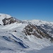 ...dann geht es unschwer hinab zum Tuxer-Joch-Haus, rechts sieht man den Skiweg, über den die lange Talabfahrt verläuft.