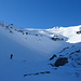 Bald ist das Ende des Kars erreicht; die Spur führt unterhalb des markanten Felsens nach oben...