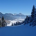 Nun geht es unschwer über die Piste hinab ins Tannheimer Tal
