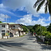 Unterwegs in Rambaud - Blick in die gleichnamige Straße, die zum Pic Paradis führt. Dessen Gipfel ist hinten zu erahnen.