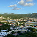 Bei Marigot - Ausblick von Fort Louis. Hinten ist die Hügelkette, u. a. mit Pic Paradis und Mont Reward zu sehen.
