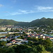 Bei Marigot - Ausblick von Fort Louis. Vorn ist Marigot zu sehen, hinten die Hügel von Mont Reward bis Diamant.