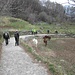 Per tornare alla Frazione Belvedere abbiamo seguito la classica mulattiera che di sabato e domenica è super frequentata da gitanti che scendono o salgono a San Tomaso. Durante la discesa, vedendo delle galline di una razza molto particolare, sono entrato nell’agriturismo per chiedere se si potevano acquistare, visto che a breve avrò finito i lavori al pollaio che ho reso «sicuro» dopo la visita della volpe…