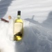 <b>Willy ci sorprende ancora: dal suo capiente zaino sfodera un’invitante bottiglia di Vernaccia di San Gimignano, che adagia con garbo sulla neve perché raggiunga la giusta temperatura di mescita.</b> 