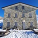 <b>Rifugio Croce di Campo (1741 m).<br />Dopo un’ora e venti minuti di cammino, con 460 m di dislivello, pervengo al Rifugio Croce di Campo, una proprietà del Comune di San Bartolomeo Val Cavargna. Ne approfitto per una sosta di un quarto d’ora sulla panoramica e soleggiata terrazza. L’edificio è una bella costruzione in pietra, inaugurato nel 2008, che non dispone purtroppo di un locale invernale. </b>