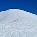 <b>Visto che la neve è ancora gelata, per l'ultimo tratto decido di applicare i rampanti. La scelta si rivela vincente. Grazie ai coltelli guadagno quota senza perdere il passo e senza lavorare troppo di braccia. Le velature sparse si dissolvono, la luce solare si intensifica, il panorama è sempre più seducente. </b>