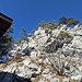 Der Stein links mit dem Baum soll instabil sein
