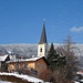 Blick von St. Radegund mit dem markanten Kirchturm zum verschneiten Schöckl.