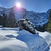 Kunst am Weg. Und die Sonne schafft es nur zur Mittagszeit über diese Felswand hinweg. Entsprechend schattig ist die Tour im Hochwinter.