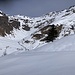 Die Tanne bildet den Einfahrtspunkt um via Weigel abzufahren, hat es doch zuvor bzw. weiter rechts eine mehrere dutzend Meter hohe senkrechte Wand.