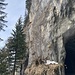 Verstecktes Detail das Hüttli ob des Tunneleingangs in unzugänglicher (?) Felswand
