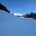 Breiter Fahrweg nach der Postalm mit Rappenspitze (links) und Höllenspitze (rechts)