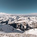 Gipfelblick nach Westen mit dem freigewehten Rücken und den Skidepot