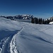 Une longue trace dans la neige fraîche