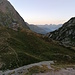 Terrihütte und jede Menge Schafe am frühen Morgen.