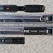 Fischerski mit halb abgenommener SNS-Platte (unten). Oben die NNN-Prolinkplatte. Das am Ski zusätzlich zu bohrende Loch ist rot markiert.