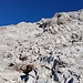 Da geht's halb rechts nach oben. Sieht auf dem Foto unübersichtlich aus, tatsächlich geben die Steinmännchen die Route klar vor.