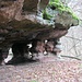 Hier oben, direkt unterhalb der Gipfel-Platte, sieht man, dass die Platte nur auf wenigen schmalen Säulen steht. Hier kam ich nicht weiter hoch. <br />Aber - ist der Felsen geradeaus nicht ein großes nach rechts guckendes Tier, mit schwarzem Auge und grün bemooster Nase?