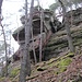 Von weiter unten blicke ich zurück zum südlichen Hirschbergfelsen. Von der Scharte ganz oben kam ich herunter, allerdings nicht direkt durch die steile Verschneidung, sondern im Foto nach rechts durch das gestufte Gelände.