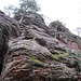 Der Rappenfelsen ist steil und hoch. Ich gehe rechts an seinem Fuß den Berg hinauf. 