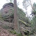 Jetzt gehe ich wieder entlang der Höhenrücken-Felsen zurück.