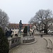 Linde und Brunnendenkmal.