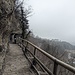 Auf dem Steg zeugen Steinbröckchen vom Steinschlag.