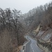 Rechts der Weg oberhalb der Straße, hinten die Freundschaftshöhle.