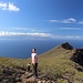 nun abwärts zum Gipfel, hinten La Gomera