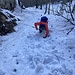 in der steilen Rinne, im tiefen Schnee, schafft [u Ursula] erste Trittstufen