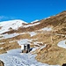 <b>All’altezza dell’Alpe Pietrarossa (1548 m) la copertura nevosa pian pianino si intensifica. <br />Là in alto vedo una delle possibili mete che ho programmato, in ogni modo mi stupisco per la carenza di neve fino a quote elevate.</b>