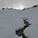 Noch sind nicht alle Bäche zugeschneit; mit den Schneeschuhen können sie aber leicht überquert werden. Kurz vor dem Einstieg in den Südosthang zum Piz Campagnung.