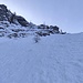 pendio con soprastanti dei muretti di roccia e neve
