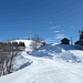 La cima, dove vediamo alcuni sciatori che percorrono le brevi piste su cui c’è neve artificiale.