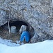 Kleine Höhle und die Erkenntnis, dass die Rinne im Sommer offensichtlich beschaft wird...