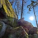 Dann ging's hinunter zur Zufahrtsstraße, die wir querten, um im Hang unterhalb wieder nach Süden zu wandern. Hier passiert man die nächsten Felsen.