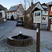 Unterwegs überquert man das Wasser, das weiter oben im Ort aus einer heiligen Quelle fließt. In einer Sage wird sie mit Cosmas und Damian in Verbindung gebracht, die allerdings den Odenwald nie gesehen haben.
