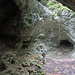 Blick von dieser kleinen Grotte zum Wasserfall (unten rechts). Oben angekommen kann man über eine kurze Leiter eine weitere Höhle besteigen. 
