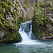 Ein hübscher Wasserfall direkt unter der Grotte.