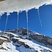 Eiszapfenkranz vor Schwarzstöckli - der Durchschlupf in der 2. Steilstufe ist übrigens genau bei der Spitze des 2. Eiszapfens