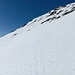 Eine alte Skiaufstiegsspur ist im sehr steilen Hang zu erkennen 