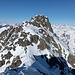 Der Gipfel ist links hinter dem sichtbaren Felskopf zu erkennen.