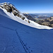 Spuren zum Brisen WSW-Grat: links der verwächtete Haldigrat, dahinter u.a. Stanserhorn, Pilatus, Seewligrat, Sonnenberg und Gütsch, dazwischen der Vierwaldstättersee, und am Horizont der Solothurner, Aargauer und Basler Jura, sowie die Vogesen und der Schwarzwald