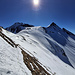 Querung vom Steinalper Jochli zur Kante zwischen P. 2222 und Zwelfer: unter der Sonne rechts der Brisen, darunter der Rücken ca. 2335m, und links der Hoh Brisen