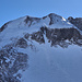 Blick vom Rücken ca. 2335m zurück zum Hoh Brisen mit unserer Abfahrtsroute über die N- und NW-Flanke, getrennt durch die knifflige Querung zwischen den Felsen