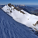 In griffigem Presspulver über die Hoh Brisen N-Flanke hinunter: dahinter links  der Brisen, flankiert links von Schafmatt und Fürstein, rechts von der Pilatuskette, darunter der Vierwaldstättersee mit Stans, Stansstaad, Hergiswil, Horw und Luzern