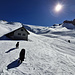Nach einer pistenmässigen Abfahrt über die pulverige Scheunegggletti erreichen wir die Hütte unterhalb Höch Stand, darüber links der Risetenstock, rechts der Elfer, dazwischen die Schuenegg