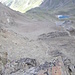 Tiefblick vom Gipfel auf meinen (sehr steilen) Abstiegsweg.